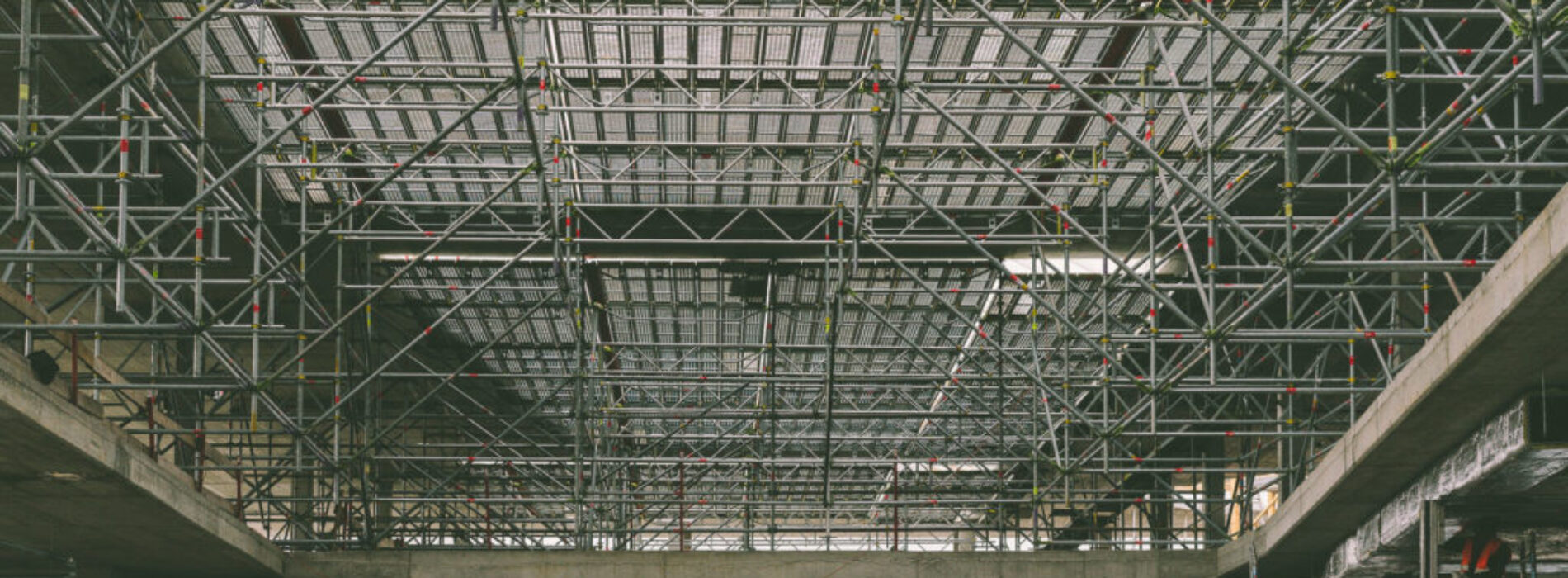 Jakie zastosowanie, zalety i możliwości projektowe oferuje dźwigar kratowy stalowy?
