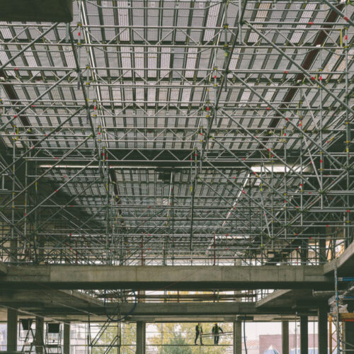 Jakie zastosowanie, zalety i możliwości projektowe oferuje dźwigar kratowy stalowy?