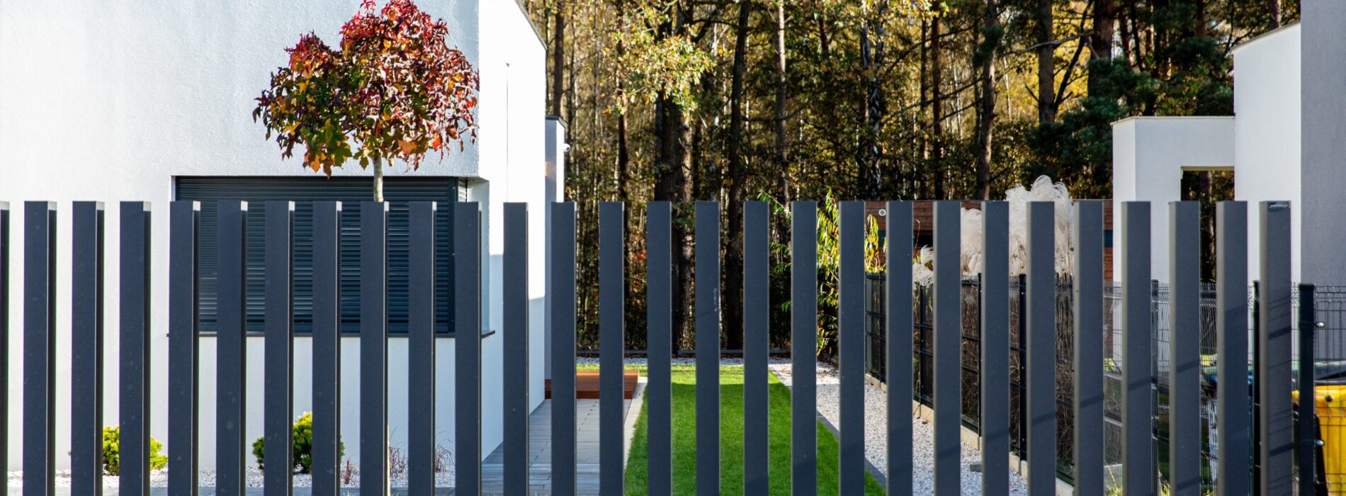 Jakie zalety, zastosowanie i możliwości aranżacyjne mają ogrodzenia palisadowe w praktyce?