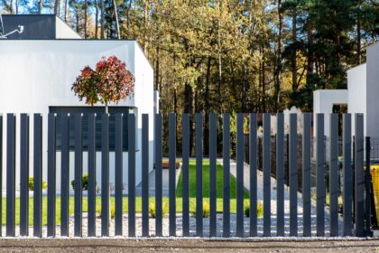 Jakie zalety, zastosowanie i możliwości aranżacyjne mają ogrodzenia palisadowe w praktyce?