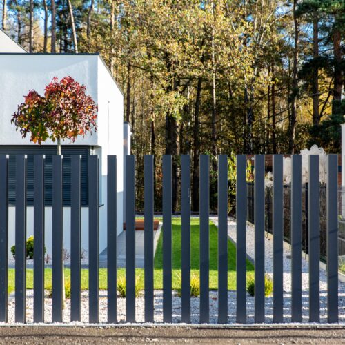 Jakie zalety, zastosowanie i możliwości aranżacyjne mają ogrodzenia palisadowe w praktyce?